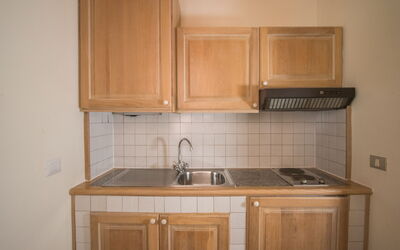 Perla Apartments: Küche, Countertop, Küchengerät, Holz, Major Appliance, Cabinetry, Spüle, Sinken, Flooring, Armatur