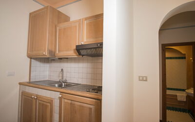 La Vela Apartments: Holz, Countertop, Interior Design, Flooring, Cabinetry, Möbel, Küche, Fussboden, Küchengerät, Major Appliance