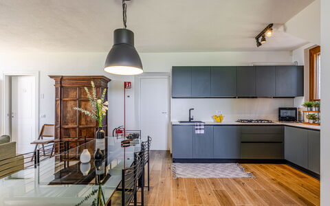 Poggio Padule: Möbel, Interior Design, Flooring, Fussboden, Holz, Decke, Holzboden, Küche, Cabinetry, Light Fixture