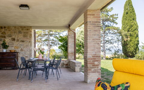 Il Pino Apartment: Möbel, Stuhl, Gartenmöbel, Schatten, Couch, Holzbeize, Veranda, Wohnzimmer, Landscaping