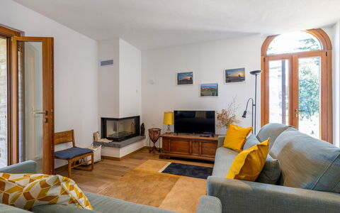 Il Pino Apartment: Möbel, Interior Design, Flooring, Fussboden, Wand, Holz, Couch, Zimmer, Wohnzimmer, Decke