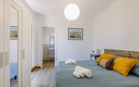 Il Pino Apartment: Möbel, Bett, Interior Design, Fussboden, Flooring, Schlafzimmer, Wand, Bedding, Bettdecke, Holz