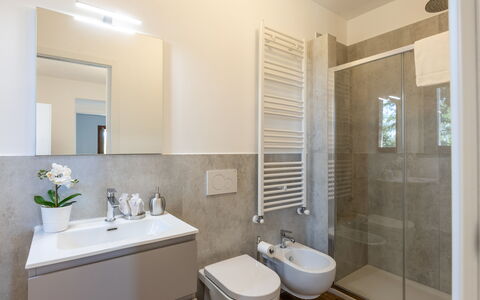 Il Pino Apartment: Flooring, Fussboden, Interior Design, Badezimmer, Armatur, Sinken, Decke, Zapfhahn, Installation, Zimmer