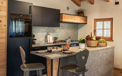 Baita Piciola: Möbel, Interior Design, Holz, Küche, Flooring, Countertop, Decke, Light Fixture, Fussboden, Zuhause