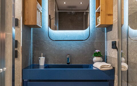 Baita Piciola: Interior Design, Flooring, Armatur, Spiegel, Light Fixture, Sinken, Decke, Installation, Bad Sink, Badezimmer