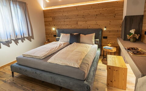 Baita Piciola: Interior Design, Holz, Flooring, Schlafzimmer, Möbel, Bett, Fussboden, Decke, Bettrahmen, Bedding
