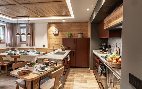 Baita Granda: Möbel, Interior Design, Holz, Küche, Flooring, Tabelle, Countertop, Decke, Küche & Esszimmer Tisch, Stuhl