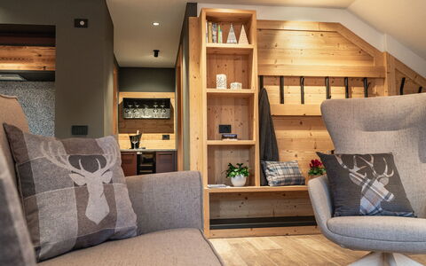 Baita Granda: Möbel, Interior Design, Flooring, Holz, Fussboden, Wohnzimmer, Zimmer, Beleuchtung, Decke, Zuhause