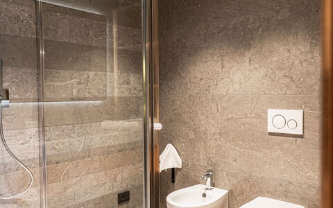 Baita Granda: Badezimmer, Flooring, Fussboden, Armatur, Toilette, Wand, Interior Design, Toilleten Sitz, Installation, Fliese