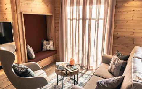 Baita Granda: Möbel, Interior Design, Flooring, Holz, Fussboden, Wohnzimmer, Couch, Wohnung, Beleuchtung, Zimmer