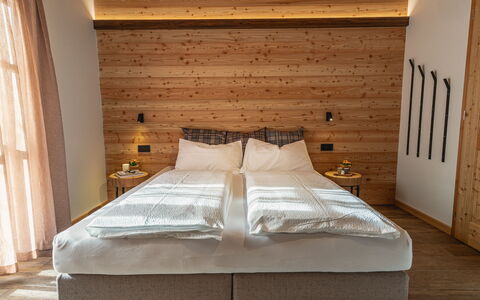 Baita Granda: Interior Design, Holz, Möbel, Schlafzimmer, Flooring, Bett, Fussboden, Bettdecke, Decke, Bedding