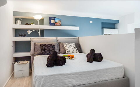 Duomo In 8 Stop: Möbel, Bett, Interior Design, Schlafzimmer, Bedding, Wand, Bettdecke, Zimmer, Linens, Flooring