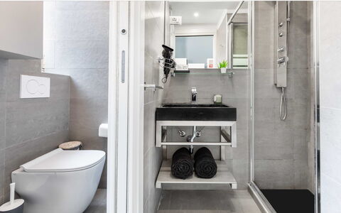 Duomo In 8 Stop: Armatur, Badezimmer, Flooring, Toilette, Fussboden, Interior Design, Toilleten Sitz, Installation, Sinken, Zapfhahn