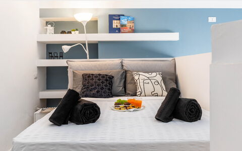 Duomo In 8 Stop: Möbel, Bett, Interior Design, Schlafzimmer, Bedding, Wand, Bettdecke, Kissen, Linens, Zimmer