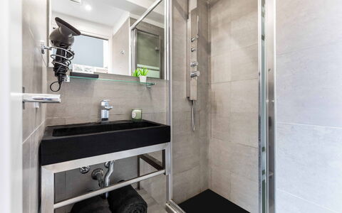 Duomo In 8 Stop: Armatur, Badezimmer, Flooring, Fussboden, Interior Design, Installation, Zapfhahn, Sinken, Fliese, Toilette