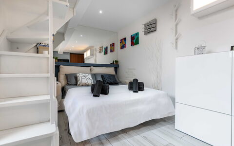 Duomo In 8 Stop: Möbel, Interior Design, Flooring, Wand, Fussboden, Holz, Zimmer, Schlafzimmer, Decke, Bett
