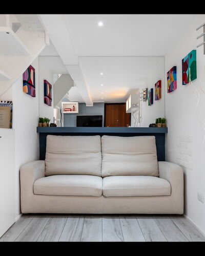 Duomo In 8 Stop: Möbel, Interior Design, Couch, Flooring, Fussboden, Wand, Holz, Zimmer, Wohnzimmer, Wohnung