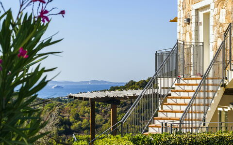 Baia Bianca Apartments Sardinia: Balkon, Estate, Geländer, Villa, Eco Hotel, Treppe, Zaun, Veranda, Villa