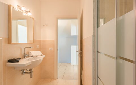 Baia Bianca Apartments Sardinia: Flooring, Fussboden, Interior Design, Holz, Armatur, Badezimmer, Decke, Bad Sink, Beleuchtung, Installation