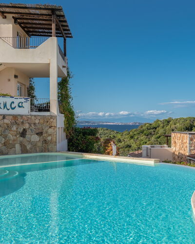 Baia Bianca Apartments Sardinia: Blau, Schwimmbad, Wohngebiet, Resort, Eco Hotel, Estate, Villa, Ferienort, Hotel, Gartenmöbel