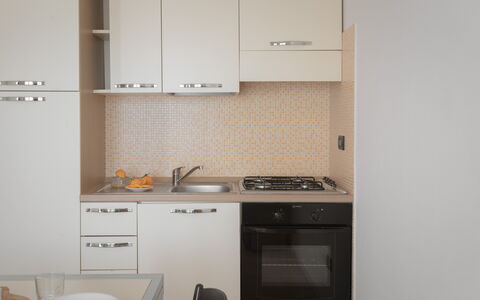 Le Fontane Apartments In Villasimius: Küche, Küchengerät, Major Appliance, Countertop, Cabinetry, Holz, Interior Design, Herd, Herd, Flooring