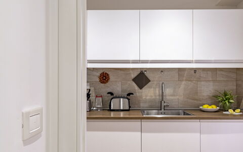 Suite Trastevere: Küche, Küchengerät, Countertop, Interior Design, Major Appliance, Cabinetry, Wand, Flooring, Holz, Möbel