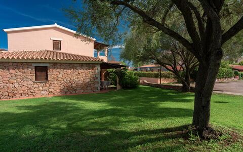 San Teodoro Apartments: Landschaft, Wohngebiet, Garten, Zuhause, Estate, Bauernhaus, Rasen, Hazienda, Schatten