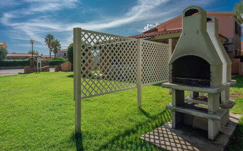 San Teodoro Apartments: Garten, Rasen, Schatten, Hinterhof, Garten, Landscaping, Kunstrasen, Outdoor Struktur, Hof, Park