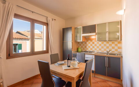 Cristal Blu Apartments In Santa Teresa Gallura: Möbel, Zuhause, Tür, Holzbeize, Stuhl, Wohnung, Hartholz, Küche & Esszimmer Tisch, Major Appliance, Küche