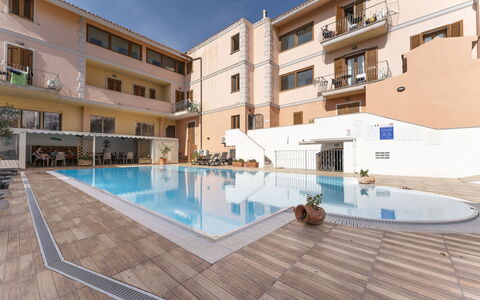 Cristal Blu Apartments In Santa Teresa Gallura: Schwimmbad, Resort, Wohngebiet, Wohnung, Menschliche Siedlung, Thermae, Hotel, Regenschirm, Freizeitzentrum, Balkon