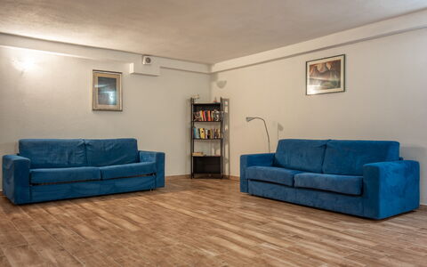 Cristal Blu Apartments In Santa Teresa Gallura: Möbel, Couch, Flooring, Fussboden, Interior Design, Holz, Wohnzimmer, Holzboden, Zimmer, Wohnung