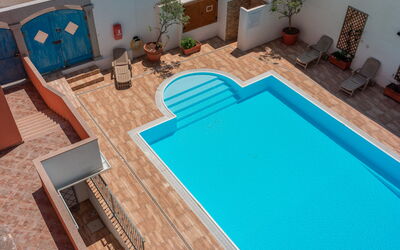 Cristal Blu Apartments In Santa Teresa Gallura: Schwimmbad, Verbundwerkstoff, Resort, Thermae, Fliese, Water Feature, Hazienda, Design, Hotel, Hof