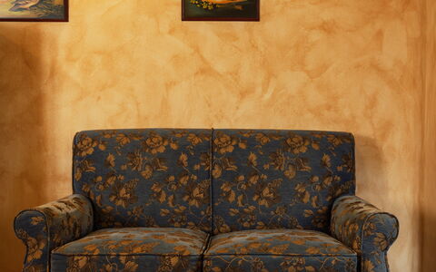 La Limonaia: Möbel, Braun, Flooring, Fussboden, Interior Design, Couch, Wohnzimmer, Gips, Holzbeize