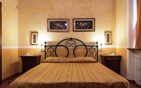 La Limonaia: Interior Design, Wand, Bett, Schlafzimmer, Flooring, Bettdecke, Fussboden, Bedding, Decke, Möbel