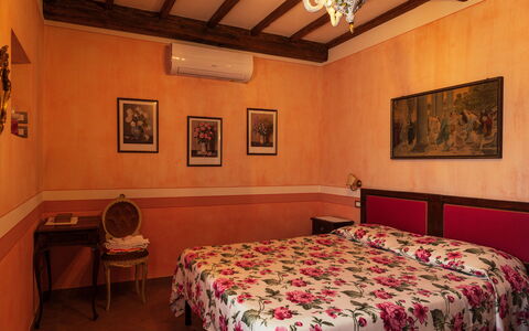 Il Roseto: Wand, Interior Design, Möbel, Schlafzimmer, Zimmer, Bettdecke, Bett, Bettrahmen, Decke, Bilderrahmen