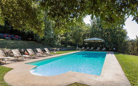 Villa Linchiano: Schwimmbad, Blau, Resort, Schatten, Gartenmöbel, Thermae, Garten, Eco Hotel, Freizeit, Water Feature