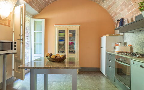 Villa Linchiano: Möbel, Interior Design, Flooring, Wand, Holz, Decke, Küche, Fussboden, Countertop, Stuhl