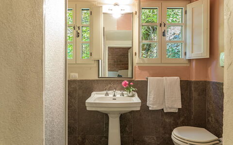 Villa Linchiano: Bad Sink, Badezimmer, Sinken, Armatur, Interior Design, Wand, Zapfhahn, Flooring, Fussboden, Zuhause