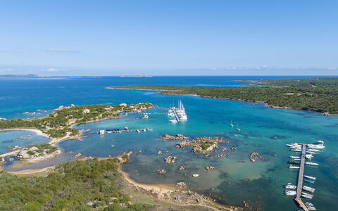 Golfo Aranci Apartments With Ac: Gewässer, Küsten Und Ozeanische Forms, Küste, Watercraft, Boot, Meer, Ozean, See, Yachthafen