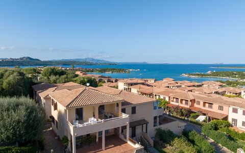 Golfo Aranci Apartments With Ac: Wohngebiet, Küsten Und Ozeanische Forms, Zuhause, Küste, Meer, Wohnung, Ufer, Vorort, Estate, Ozean