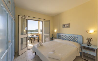 Appartamento Delfino: Wohnung, Schlafzimmer, Bedding, Bettrahmen, Bett, Bettdecke, Hotel, Resort