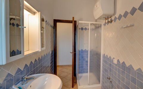 Apartment Sardinia Seaside Ac And Wifi: Flooring, Fussboden, Wand, Interior Design, Decke, Armatur, Zimmer, Badezimmer, Beleuchtung, Fliese