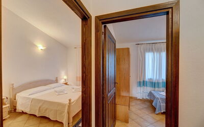 Appartamento Chiglia: Decke, Interior Design, Flooring, Fussboden, Wohnung, Zimmer, Bett, Bettrahmen, Schlafzimmer, Holzbeize