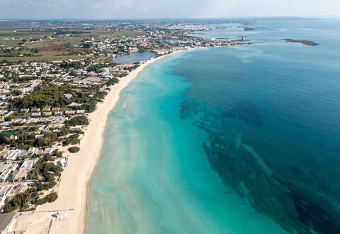 Villetta Red Coral Seaside Salento: Blau, Daytime, Gewässer, Wasservorräte, Küste, Meer, Küsten Und Ozeanische Forms, Strand, Horizont, Ozean