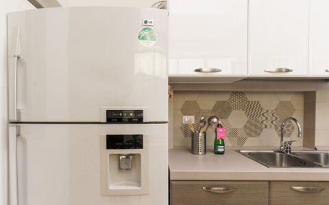 La Maison De Rosetta: Küchengerät, Küche, Countertop, Cabinetry, Major Appliance, Interior Design, Haushaltsgerät, Möbel, Holz, Kühlschrank