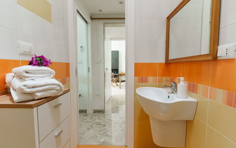 La Maison De Rosetta: Flooring, Armatur, Interior Design, Fussboden, Bad Sink, Sinken, Badezimmer, Zapfhahn, Installation, Zimmer