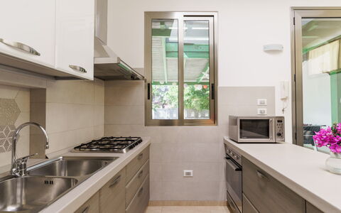 La Maison De Rosetta: Küche, Küchengerät, Countertop, Major Appliance, Cabinetry, Flooring, Holz, Interior Design, Haushaltsgerät, Spüle