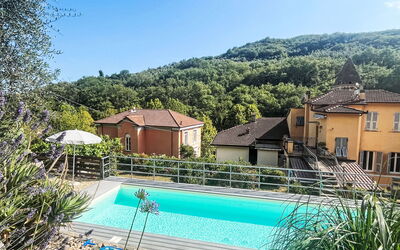 Molini di Prelà 42: Schwimmbad, Blau, Resort, Verbundwerkstoff, Eco Hotel, Thermae, Water Feature, Schatten, Hotel, Gartenmöbel