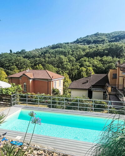 Molini di Prelà 42: Schwimmbad, Blau, Resort, Verbundwerkstoff, Eco Hotel, Thermae, Water Feature, Schatten, Hotel, Gartenmöbel