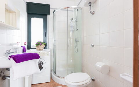 Appartamento Lido Specchiolla: Badezimmer, Armatur, Interior Design, Flooring, Fussboden, Toilette, Bad Sink, Sinken, Installation, Toilleten Sitz